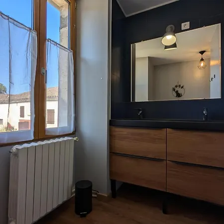 Maison Charentaise Moderne Avec Piscine Privative, Proche D'angouleme, Ideale Pour Familles - Fr-1-653-260 *
