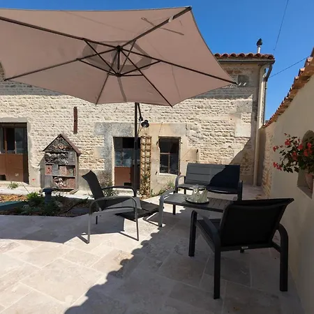 Maison Charentaise Moderne Avec Piscine Privative, Proche D'angouleme, Ideale Pour Familles - Fr-1-653-260 *