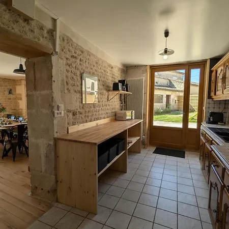 Maison Charentaise Moderne Avec Piscine Privative, Proche D'angouleme, Ideale Pour Familles - Fr-1-653-260 *