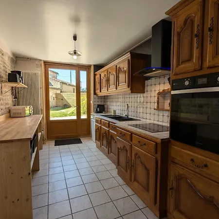 Maison Charentaise Moderne Avec Piscine Privative, Proche D'angouleme, Ideale Pour Familles - Fr-1-653-260