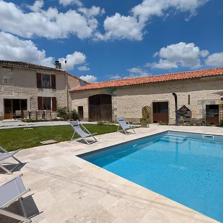 Maison Charentaise Moderne Avec Piscine Privative, Proche D'angouleme, Ideale Pour Familles - Fr-1-653-260